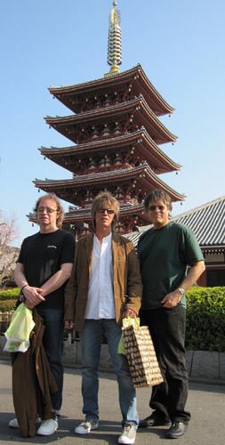 Jeff, John and Gary get in some sightseeing and shopping.
