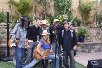 Jeanette with the Band & Executive Producer of Fox 5 News Morning Show, Jay Jones, in the middle wearin' the cowboy hat, woo hoo!
