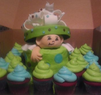 Baby shower cake with cupcakes
