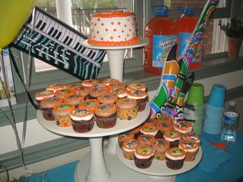 Fresh Beat Band (Nickolodean) cake and cupcakes
