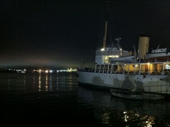 The harbour by night - you can see our shadows on the side of the boat!
