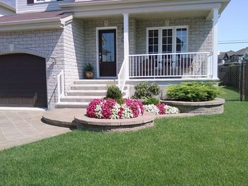 By using two colors for flowers, you not only create a beautiful pattern, but you create a contrast. In this case we choose pink and white annuals.