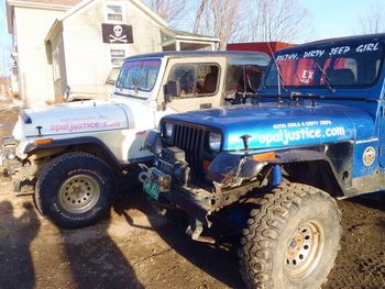 JEEP OWNERS: LISA MALLINSON(WHITE) AND SUE MILLER-NORTON(BLUE)
