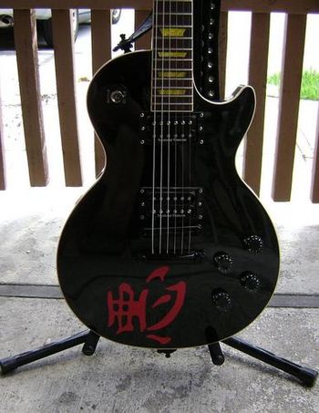 Gibson Les Paul Classic (Modified with black hardware)
