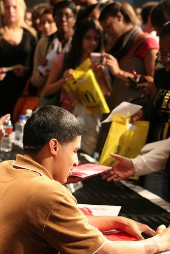 Baby Jay signing autographs to fans after the Latin Grammy presentation! photo by Peter Larsen @ Wire Images
