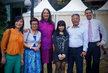 Festival president, Catherine Wang, visits Ron in Xiang Yang park concert.
