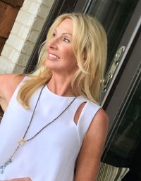 Leora Allen is Memarie’s partner on the “Power of Awareness” collection. Bringing awareness to ovarian cancer. With a college background in jewelry design, this philanthropy effort has brought back her love for the art of jewelry making.