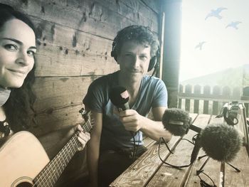 Aurélie Emery, chanteuse, compositrice, Mayens de Sion Nomade vous emmène aux Mayens de Sion pour rencontrer la chanteuse valaisanne Aurélie Emery. Elle nous accueille dans son mayen et nous parle de son dernier projet, Un Goût de Rocher, pour lequel elle a composé des musiques sur des poèmes de Corinna Bille. Elle nous parle de sa rencontre avec les textes de la poétesse valaisanne avant de nous emmener à La Pitrerie, un lieu de résidence et de création artistique situé à Vex, dans lequel elle a réalisé une partie de son disque.