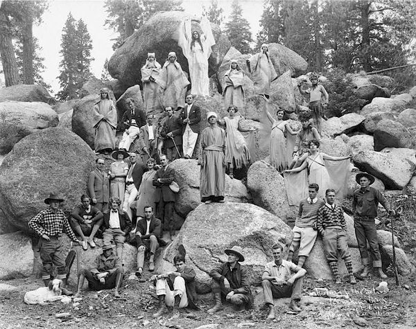 Farwell (center) with the cast of "March of Man" at the Theatre of the Stars (1925) .
Dressed in white, Farwell's wife (Gertrude) stands above him