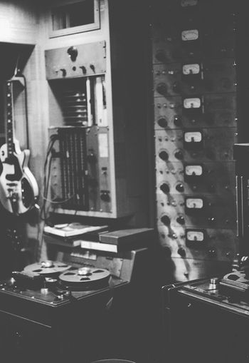 This is my photo of Les' Eight Track Tape "octopus". Note the stock Gibson LP Recording Model that he was using at that point.
