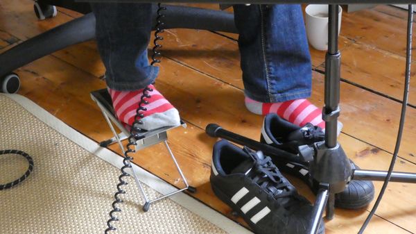 The finely shod feet of Raevennan Husbandes - toe-tapping to Mirroring while she plays very fine Dobro.