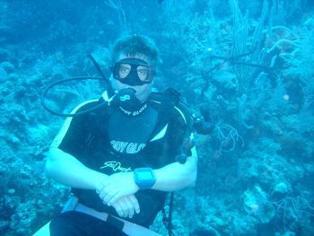 As you can see, color is a problem with underwater photography. Very quickly, you lose everything except blue...