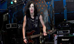 Justin Adams: Guitar / Lead vocals