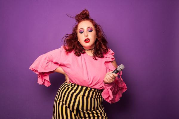 Rachel SADDEDINE
Auteure du projet, d'abord une nouvelle inachevée qui commence en 2008, les mots deviennent des chansons. Il faut donc que ça sonne, et que l'univers se crée, c'est en collaboration avec Thequeenisdeadrecords.com qu'elle réalise la première partie du projet. Elle est la voix de Bouche Pute.
Photographe de mode et portrait, elle réalise les visuels du projet et crée l'identité en collaboration avec d'autres artistes.
Elle est également mannequin Plus Size, blogueuse lifestyle et s'intéresse au mouvement du "body positive"