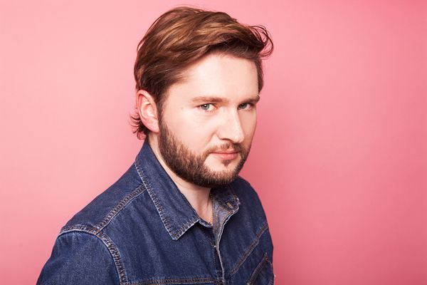 Enzo CLARK Production de 23:23
Fondateur de The Queen Is Dead Records https://thequeenisdeadrecords.com
Il cherche à faire coller les intentions des mots à un univers sonore atypique.