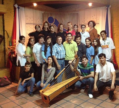 Above: Workshop in Paraguay, October 2013
at "Arpa Roga" (The House of the Harp). Students and teachers learned Alfredo's unique approach to special techniques as well as his "Prevention of Injury" workshop/master class.
