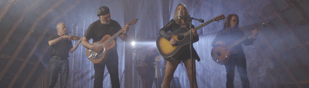 Raveis Kole with Nashville Band