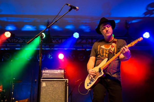 JW is digging his new Reverend Guitars endorsement and will be bringing 3 new beauties on the road for the 2017 tour including the 20th Anniversary Double-Agent, a pretty gold SpaceHawk and the Airwave electric 12 string!