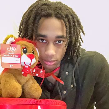 Davonte' - Since it's almost Valentine's Day, I decided to use my old Valentine items to do a photo shoot because, why not?! 😁 ❤️ 📸 🤗