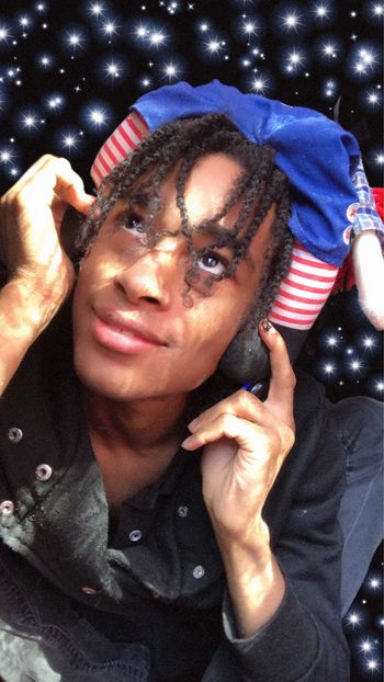 Davonte' - This picture reminds me of a wireless headphone's ad. ....What else is there to say?.... 😁 🎧 🎶
