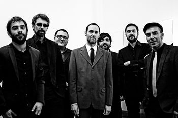TRANSILVANIANS | Jamaican R&B & Rocksteady (GZ) Transilvanians fórmanse na cidade de Vigo no ano 2004. Septeto integrado por músicos de diversas procedencias cunha paixón común pola música negra dos 60’s, o western, a ciencia ficción ou o xénero de terror. Percorren co seu funk marciano, refrescante rocksteady, groovy soul, horrorreggae, dub ou r&b xamaicano case toda a xeografía estatal e outros países europeos como Bélxica, Francia, Alemaña, Holanda ou Portugal, cun dos directos incendiarios de máis alto octanaxe que podes atopar actualmente no estado. Ademais do seu propio traballo, múltiples gravacións e un recente segundo longa duración editado “Echo, Vibes & Fire”, composto por 12 novas cancións, traballan de maneira habitual con outros artistas na súa vertente como backing band, e xa teñen acompañado en directo ou estudio a lendas da música xamaicana como Roy Ellis ( a.k.a. Mr. Symarip, co que rexistraron un single en 2012), Winston Francis, Yvonne Harrison ou Roy Panton.