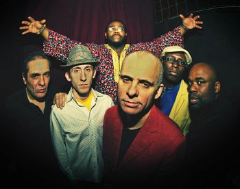 THE NEW YORK SKA-JAZZ ENSEMBLE | Ska-Jazz & Reggae (USA) The New York Ska-Jazz Ensemble (NYSJE) é un bloque compacto de músicos con miles de concertos e máis de vinte anos ás súas costas e unha das bandas máis demandadas debido aos seus excitantes directos. NYSJE naceu durante unha xira europea de The Toasters en 1994. A idea era crear un cambo que, a partir do ska instrumental clásico, abránguese os ritmos e harmonías do modern jazz. Freddie Reiter e Rick Faulkner, dous dos Toasters, pensaron en xente de The Scofflaws e en Devon James, guitarrista dos míticos The Skatalites, para crear a súa superbanda. Todos eles aceptaron. Dende esa idea inicial ata hoxe en día pasaron máis de quince anos, tempo no que se converteron en todo un referente da música ska, actuando por todas as partes e nos eventos máis importantes do xénero. A súa formación cambiou, tanto que tan só permanece Freddie Rocksteady Reiter, aínda que a súa proposta musical se mantén intacta: interpretar estándares de jazz con ritmos xamaicanos.