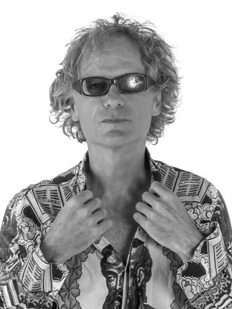 Emmanuel Bex - Né à Caen/France - Organiste halluciné et consacré(Django d’Or/Victoires du Jazz), il œuvre depuis toujours pour le renouveau du Jazz.