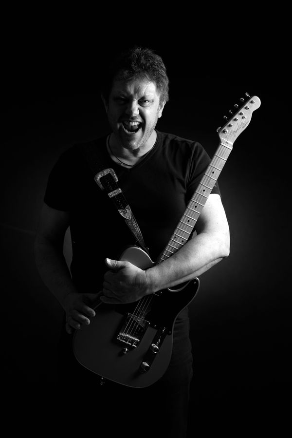 Bandgründer und Bandleader von Texas Heat, kreativer Kopf hinter dem Programm PureCASH, der männliche Teil des Duos Sweet Chili, Singer/Songwriter, Ex-Redakteur beim grossen Onlinemagazin country.de – Bernd Wolf lebt und atmet Country Music, jeden Tag, jede Sekunde. Und wenn Band und Duo Pause haben und es ihn juckt, dann geht er auch solo auf die Bühne. Wenn sie Glück haben, hören Sie einen seiner Songs in der Rohversion, oder einen, den er gerade erst geschrieben hat, oder einen, den die Band nie spielen würde. Ebenso kann es sein, dass er einen grossen Hit eines seiner musikalischen Helden spielt, oder einen unbekannten Song aus deren Repertoire. Oder irgendeinen Country Song, der ihm gerade in den Sinn kommt. Er hat keine Setliste bei Sologigs. Er spielt das, was ihm gerade in den Sinn kommt oder was er auf jeden Fall spielen wollte an diesem Tag. Seine Performances sind rau, ungeschönt, intensiv. Auf der Telecaster galt er lange als der lauteste Gitarrist der deutschen Countryszene, nicht etwa, weil er nicht leise kann, sondern weil er soundverliebt ist. Aber er beherrscht ebenso die leisen Töne. Zwei seiner Favorites aus seiner Feder sind „Stars Over Texas“, auf das er unglaublich stolz ist, und „Good Night Sweetheart“, seine Hymne an seine Großmutter. Keine zwei Auftritte sind gleich. Sein Repertoire an Songs seines großen Helden Johnny Cash ist fast unerschöpflich. Er gilt als lebendes Country Music Lexikon. Er erzählt Geschichten, vor den Songs und mit den Songs. Vielleicht spielt er mal in Ihrer Nähe und lässt Sie in seine Seele schauen. Seine Sologigs sind selten langfristig gebucht, denn Texas Heat und Sweet Chili haben bei ihm Priorität. Aber vielleicht taucht er ja mal plötzlich ih Ihrer Nähe auf. Dann liegt es an Ihnen.