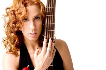Fernanda Froes by photographer Ana Fuccia. Copyright © 2018 Fernanda Froes Music. All rights reserved.