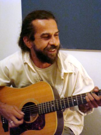 Guitarist Fernando Caneca @ Fernanda Froes-Pruett’s recording sessions at Estudio Cayres - São Paulo, SP, Brazil - Copyright © 2018 Double Feather Productions. All rights reserved.
