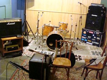 Guitarist Fernando Caneca’s setup @ Fernanda Froes-Pruett’s recording sessions at Estudio Cayres - São Paulo, SP, Brazil - Copyright © 2018 Double Feather Productions. All rights reserved.