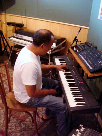 Pianist/Arranger Pepe Cisneros @ Fernanda Froes-Pruett’s recording sessions at Estudio Cayres - São Paulo, SP, Brazil - Copyright © 2018 Double Feather Productions. All rights reserved.