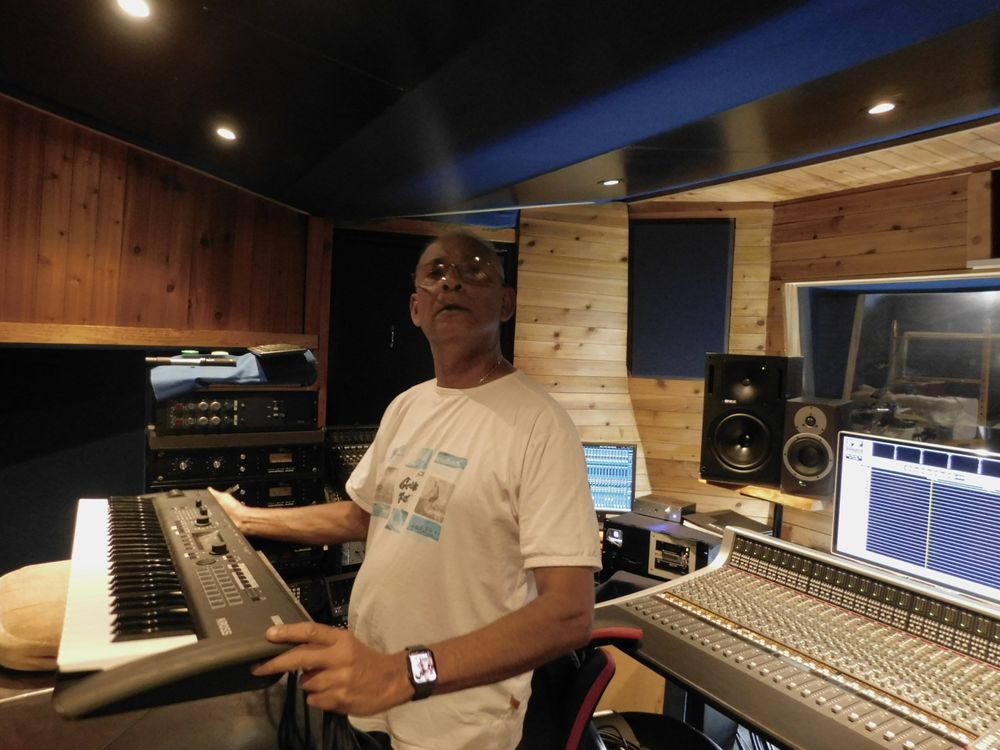 DEAR FRIEND AND COLLEAGUE FOR 26 YEARS, DEREK FERNANDEZ PRIVATE STUDIO OWNER CONNECTING MY KORG KROSS 2 - 61 WORKSTATION I USED TO ENGINEER MY NEW ALBUM RECIPROCATING RAY