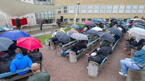 2014
LKPG HA HA! continues at Backstage with among others, Josefin Johansson, Kringlan Svensson and Ola Aurell
On a rainy August day, Stand Up i det Fria offered free, crowd-funded stand up
“Allvar med humor och mycket värme” CCCC - Corren - 12 november 2014
“Allt är roligare än vädret” CCCC - Corren - 18 augusti 2014