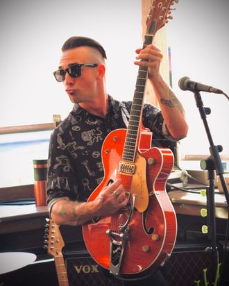 Bonneville 7 band, Bryan Kelly
