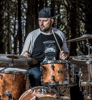 Darren Mathiassen (drums and percussion) Darren is one of New Zealand’s most in-demand drummers and percussionists. He has provided beats for New Zealand greats including Hollie Smith, Trinity Roots, and Rhombus. He is currently a member of New Zealand monsters - Shapeshifter. As well as playing drums for Soul Paua, Darren also engineered and recorded Soul Paua’s new album at his Boom Clack Studios, in Brooklyn, Wellington.