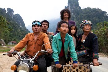 From left (not including driver in orange shirt) Sumrit Warin as Toma, Sitthiphon Disamoe as Ahlo, Thep Phongam as Purple, Loungnam Kaosainam as Kia, Bunsri Yindi as Taitok, photo by Tom Greenwood