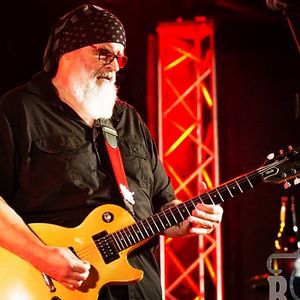Tim Dooley plays lead guitar, harmonica, and mandolin.
Tim brings a mixture of country, blues, and classic rock
to The Night Owls sound that is full of fire and passion.