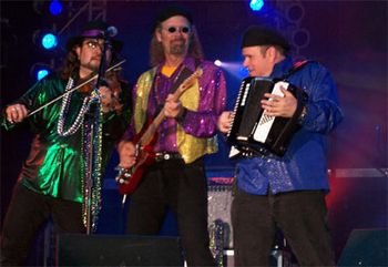 2006 -
Great Florida Crowds!
We spent the last week in Florida. Yes, it's Mardi Gras time on
Pleasure Island and we became our alter-ego, Crawdaddio.
The crowds started off great and got better as Fat Tuesday
approached. So this weeks pics are mostly of....YOU!!