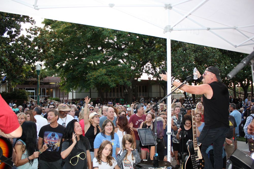 Phil 'n The Blanks ROCKIN'!