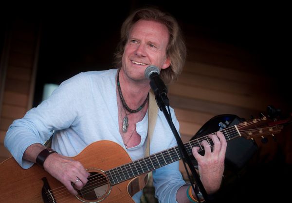 Rupert Wates at Badger Mountain House Concerts, WA, July 2017. <a href="https://s3.amazonaws.com/content.sitezoogle.com/u/32648/f2071e3193ff55daaf05eeb75a8e6e0a35539a72/original/rupert-wates-at-badger-mountain-house-concerts-july-2017-photo-by-randy-bradbury.jpg?1501375783" target="_new">Download original image</a>. Photo credit: Randy Bradbury