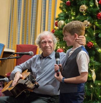 Finbar Furey shows his appreciation for Thomas after they sang 'I Remember You Singing This Song, Ma' in Leinster House.
