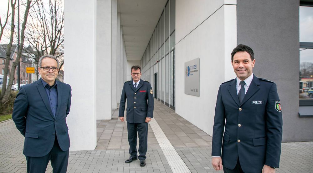 Starke Stimme der Solidarität: Feuerwehrchef Jürgen Wolff (Mitte) und der „singende Kommissar“ Oliver Schmitt (rechts) konnten jetzt exakt 6147,13 Euro aus den Erlösen der Aktion „Zusammen – Achtet auf eure Nachbarn“ an Thomas Thelen, Vorsitzender der Hilfsaktion „Menschen helfen Menschen“ und Chefredakteur unserer Zeitung, übergeben. Foto: Polizei Aachen