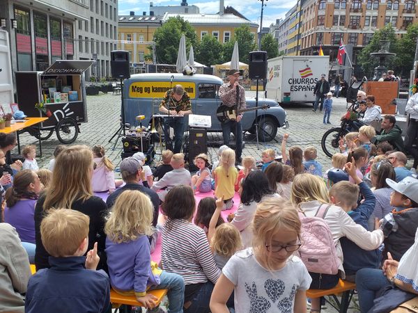 Meg og kammeraten min spiller popup konsert for Deichman i 2019 🎉
