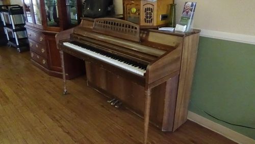 A 1977 Whitney. A Kimball by a different name. A thoroughly dislikeable instrument.