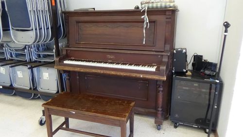 1900 Schumann. From Chicago, this was one of the company's earliest instruments. Not to be confused with "Schumann And Sons" which was a very short lived firm out of New York.