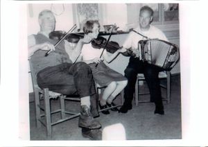 Liz playing with her grandfather, Tom Cahill, and her father, Kevin Carroll