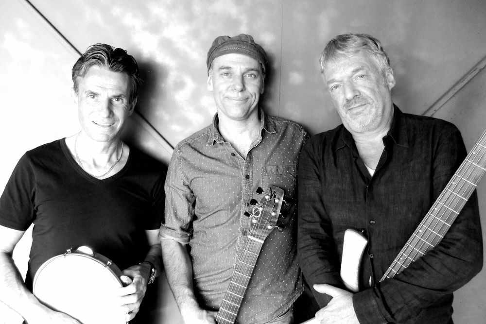 They are just as often joined by the amazing Matthias Philipzen on cajon and other toys.