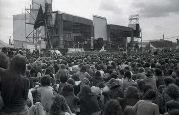 Reading__UK-1975-stage-commons They had a two stage setup. Someone played on one stage as another act setup on the other.