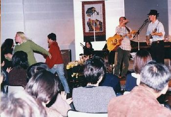 Dancers spin as Rhodes belts out the Waxies Dargle on the Banjo. Akiko Nadao on Piano, Wiltshire on Guitar